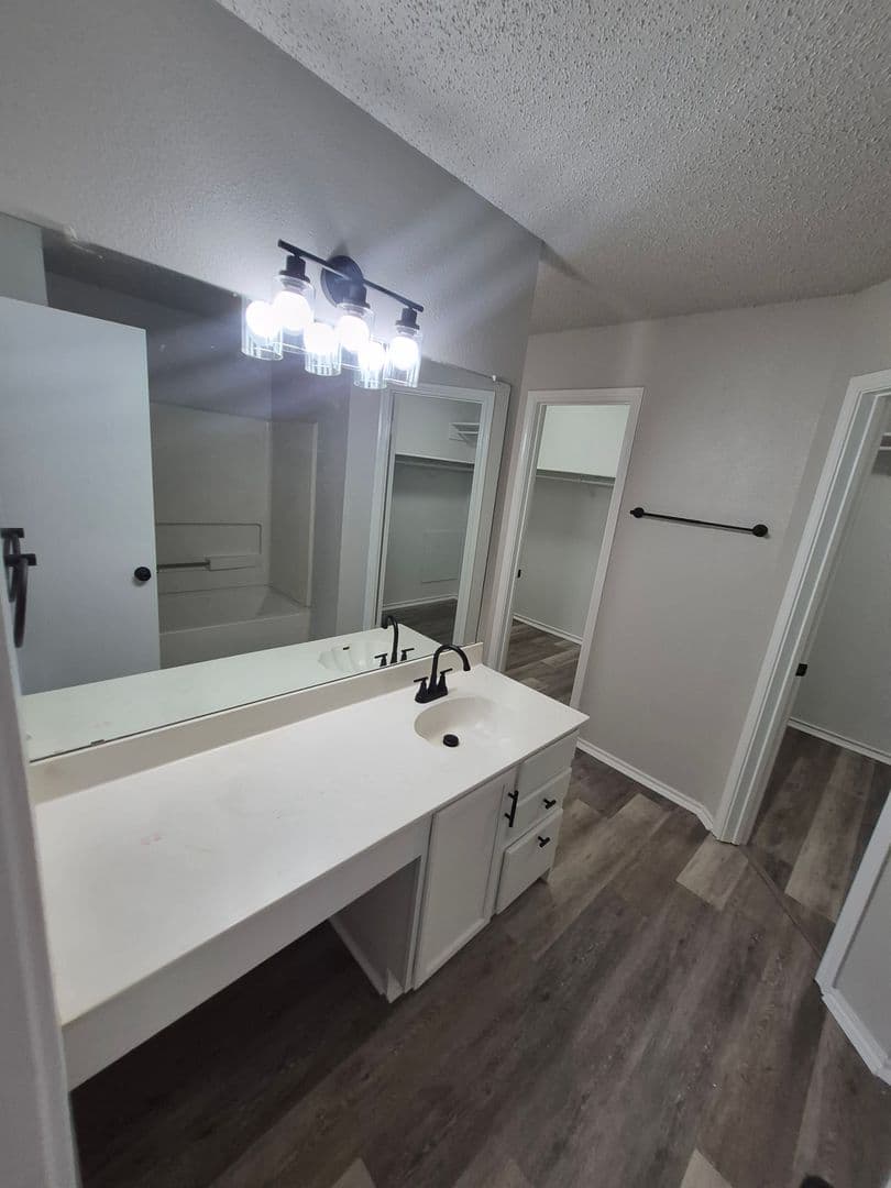 CONVERSE House: 8043 CHESTNUT MANOR DR.