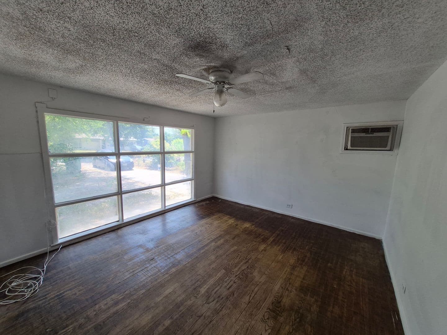 SAN ANTONIO House: 807 WEIZMANN ST.