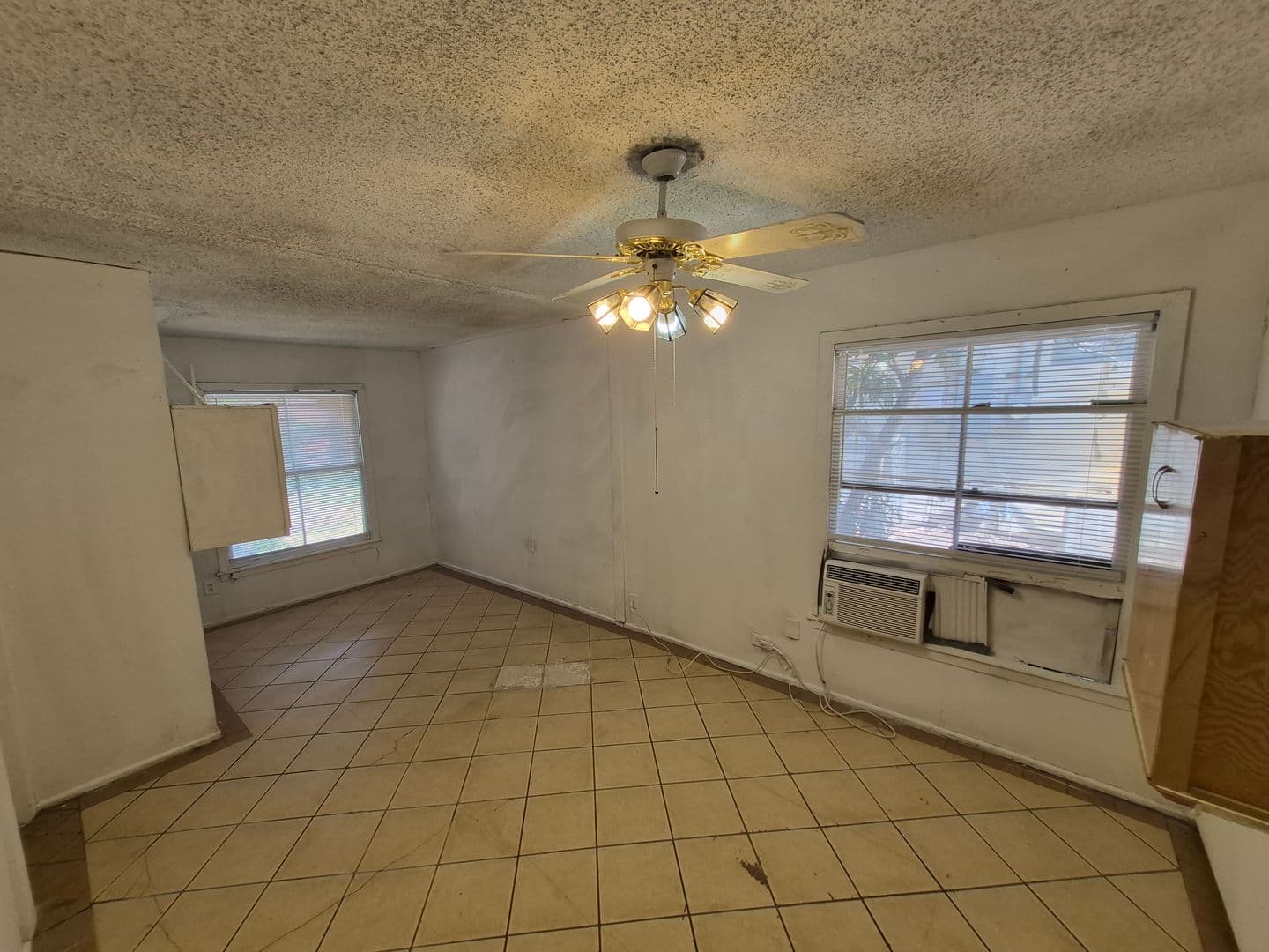 SAN ANTONIO House: 807 WEIZMANN ST.
