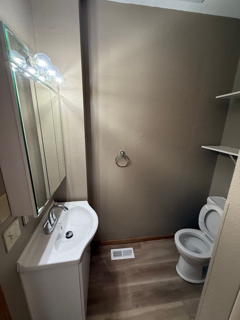 Mankato Apartment: 117 Cherry St