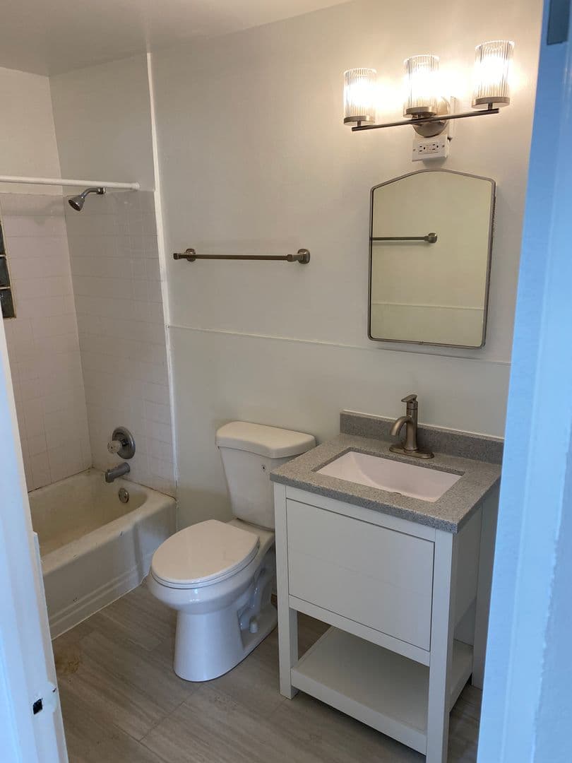 Waukegan Apartment: 821 W. Greenwood