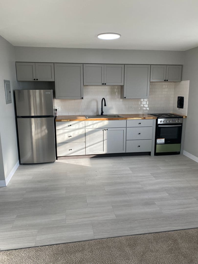 Waukegan Apartment: 821 W. Greenwood