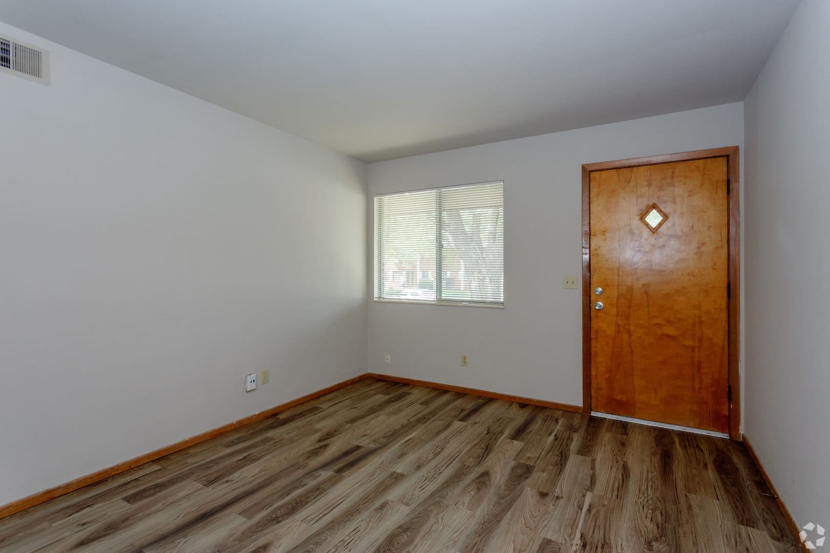 Gladstone Apartment: 7670 N Euclid Ave