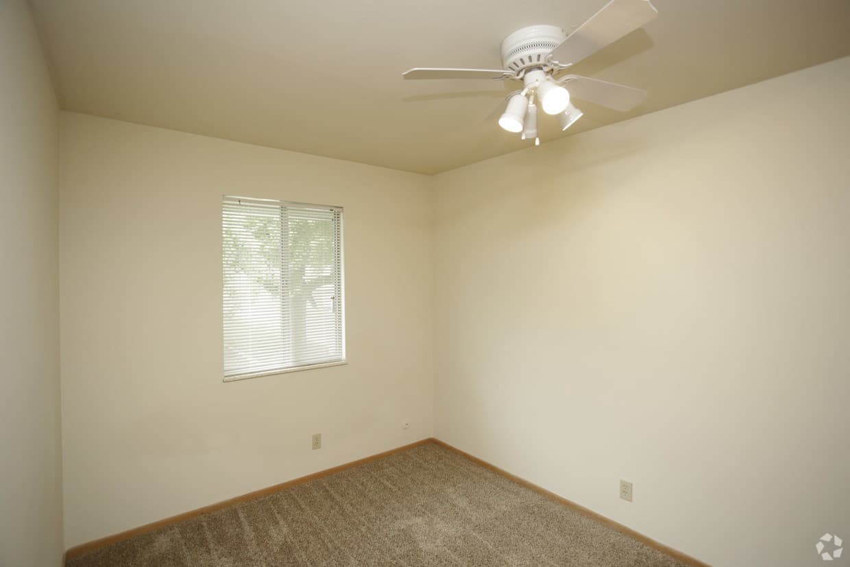 Gladstone Apartment: 7670 N Euclid Ave