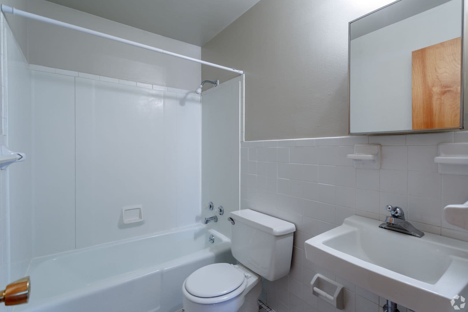 Gladstone Apartment: 7670 N Euclid Ave