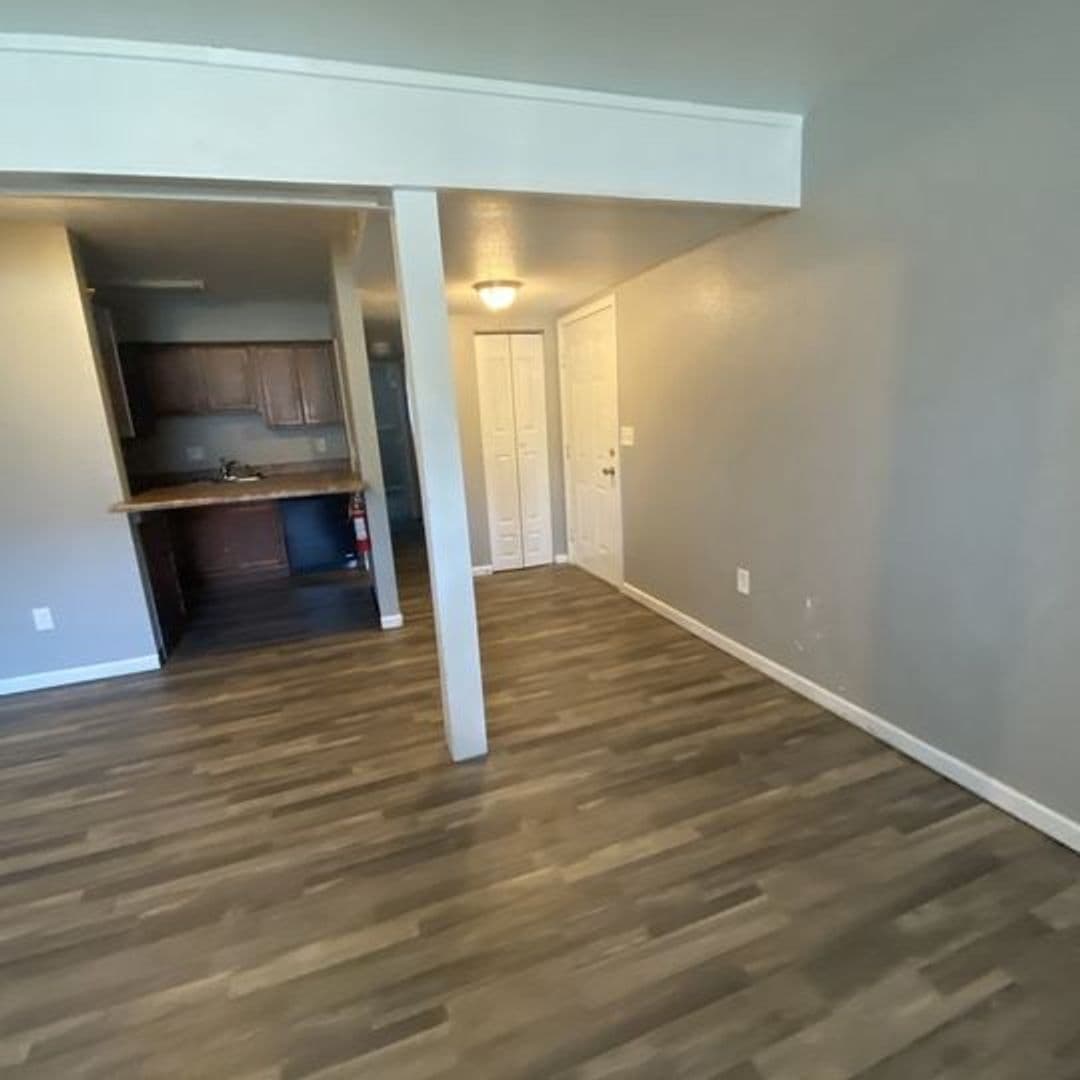 Lawrence Apartment: 2310 W 26th St