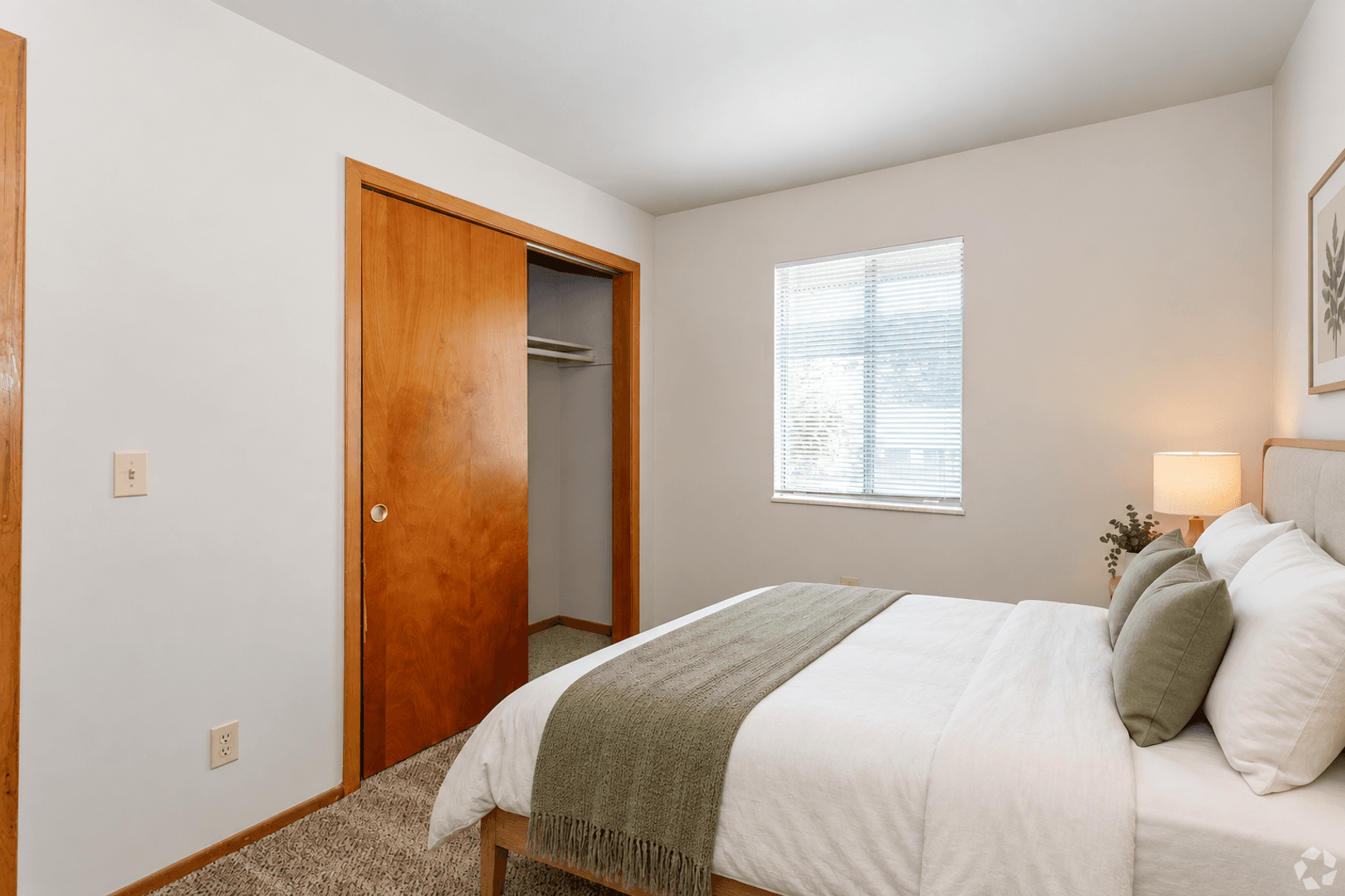 Gladstone Apartment: 7670 N Euclid Ave
