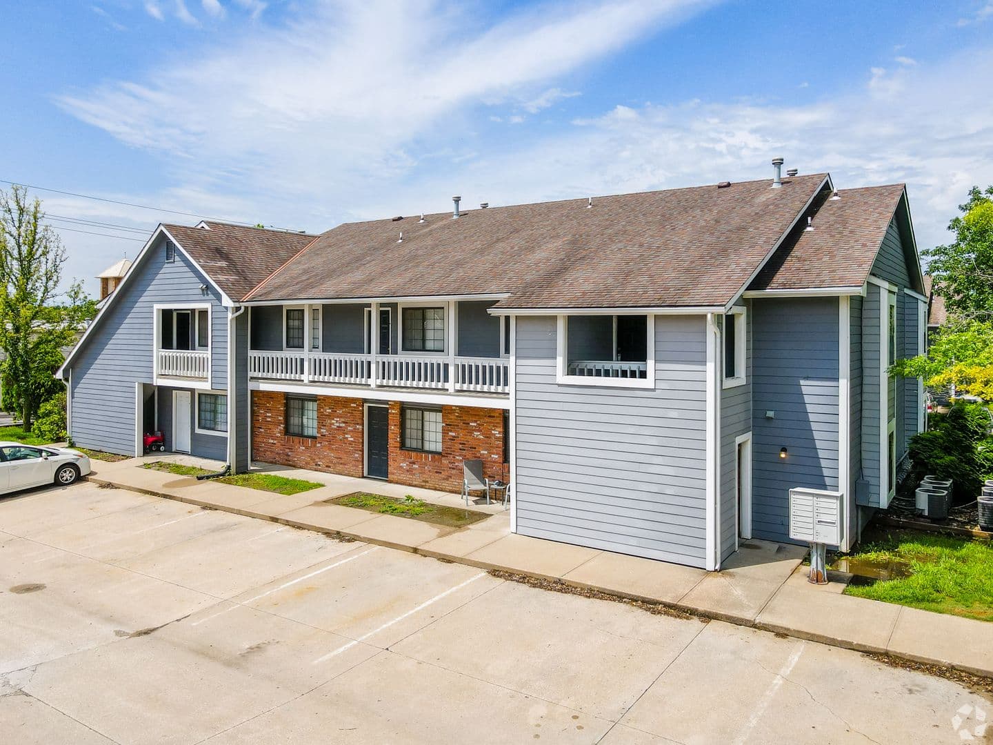 Lawrence Apartment: 2310 W 26th St