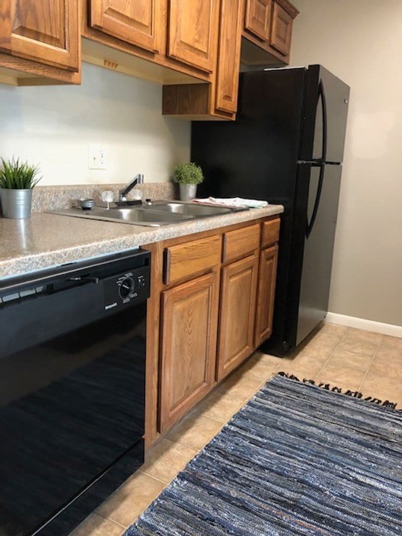 Lawrence Apartment: 2310 W 26th St