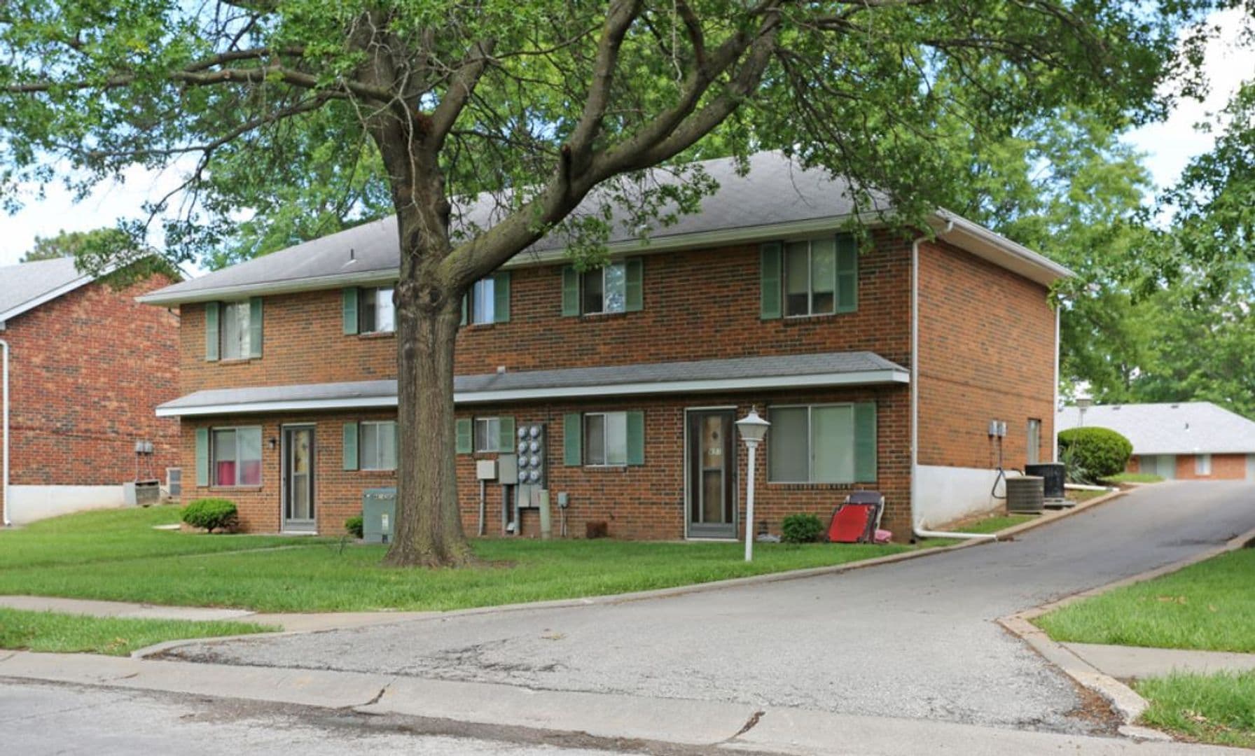 Gladstone Apartment: 7670 N Euclid Ave