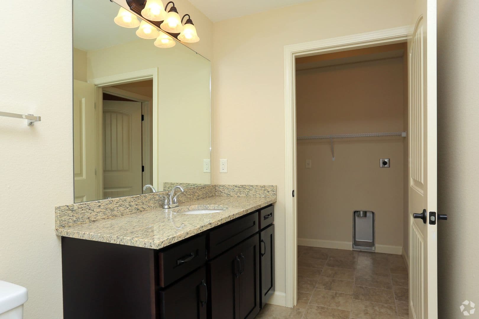 Ferrelview Apartment: 407 N Garrison Ave, Apt 108