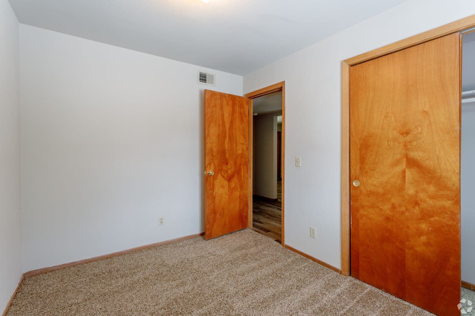 Gladstone Apartment: 7670 N Euclid Ave