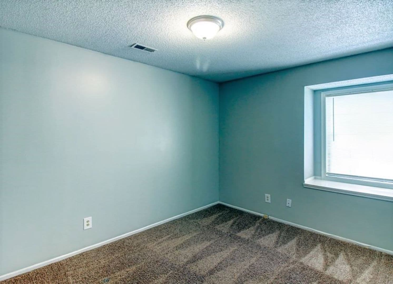 Lawrence Apartment: 2310 W 26th St