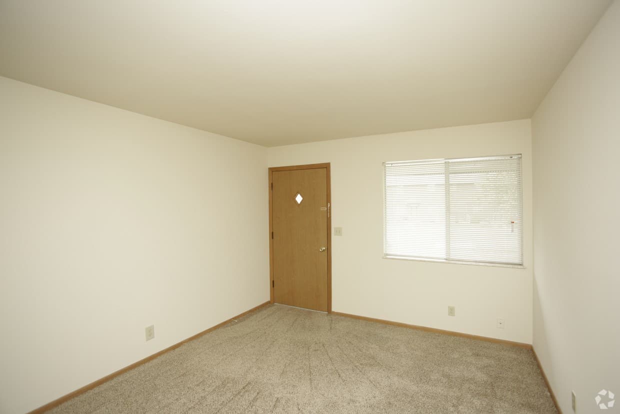 Gladstone Apartment: 7670 N Euclid Ave
