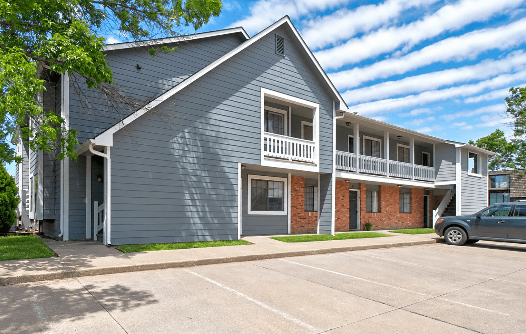Lawrence Apartment: 2310 W 26th St