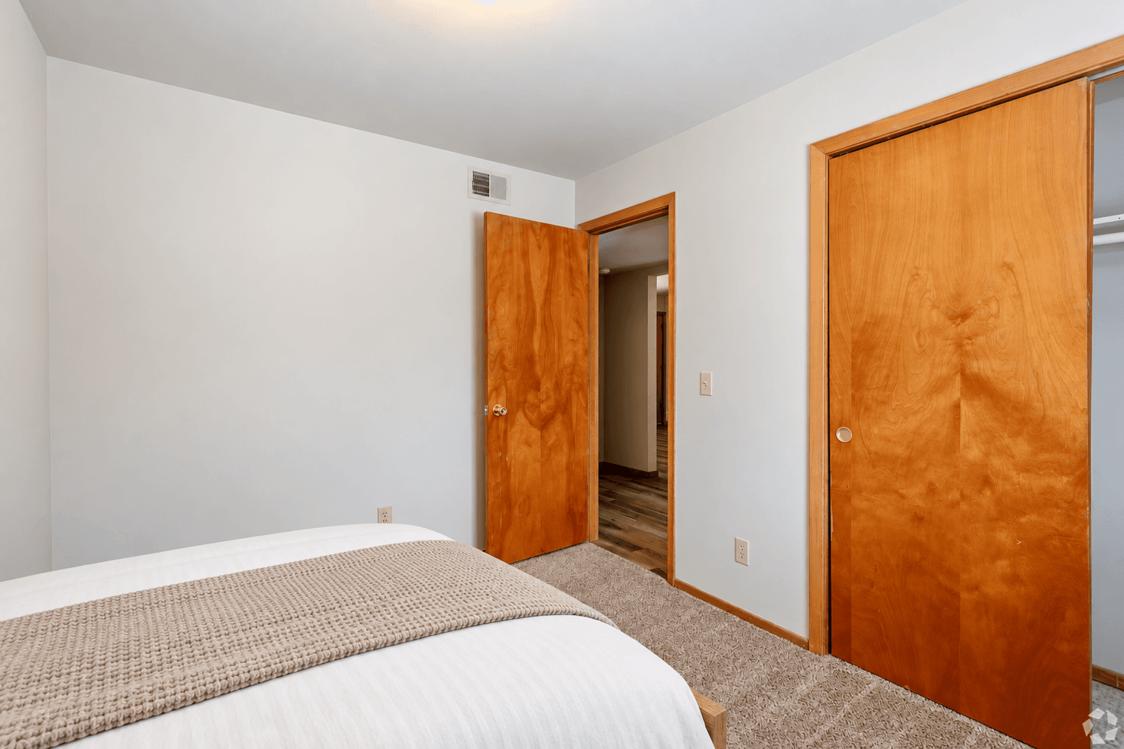 Gladstone Apartment: 7670 N Euclid Ave