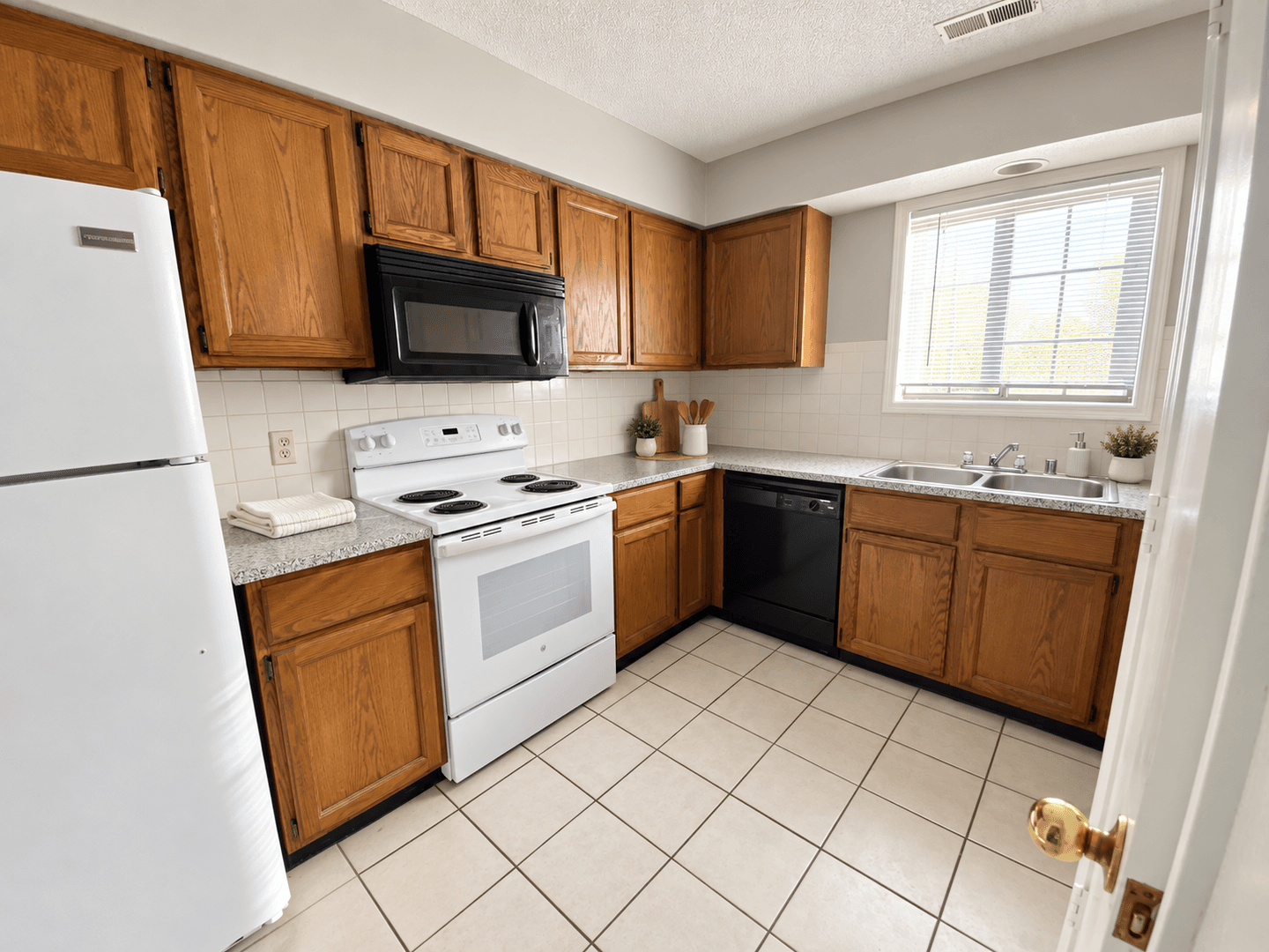 Lawrence Apartment: 2310 W 26th St