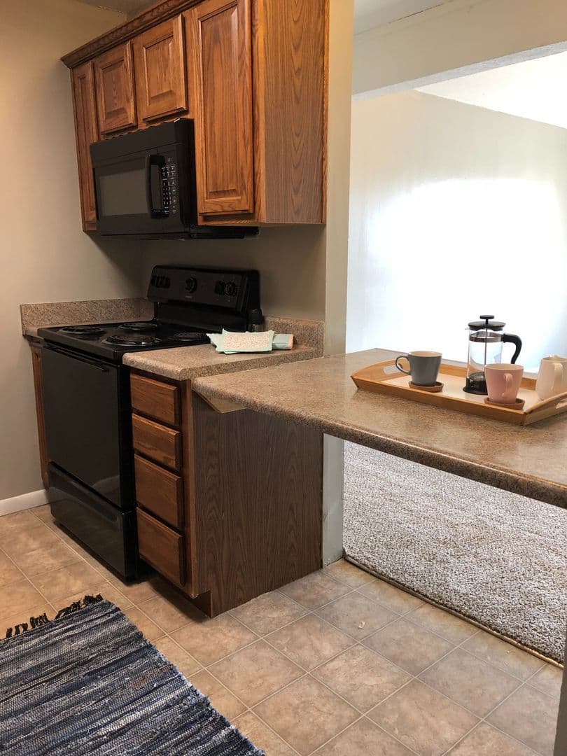Lawrence Apartment: 2310 W 26th St