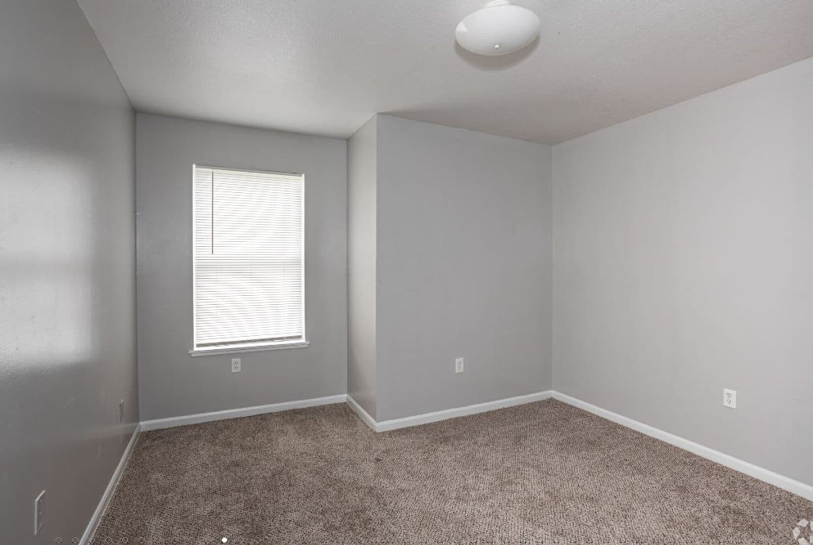 Lawrence Apartment: 2310 W 26th St