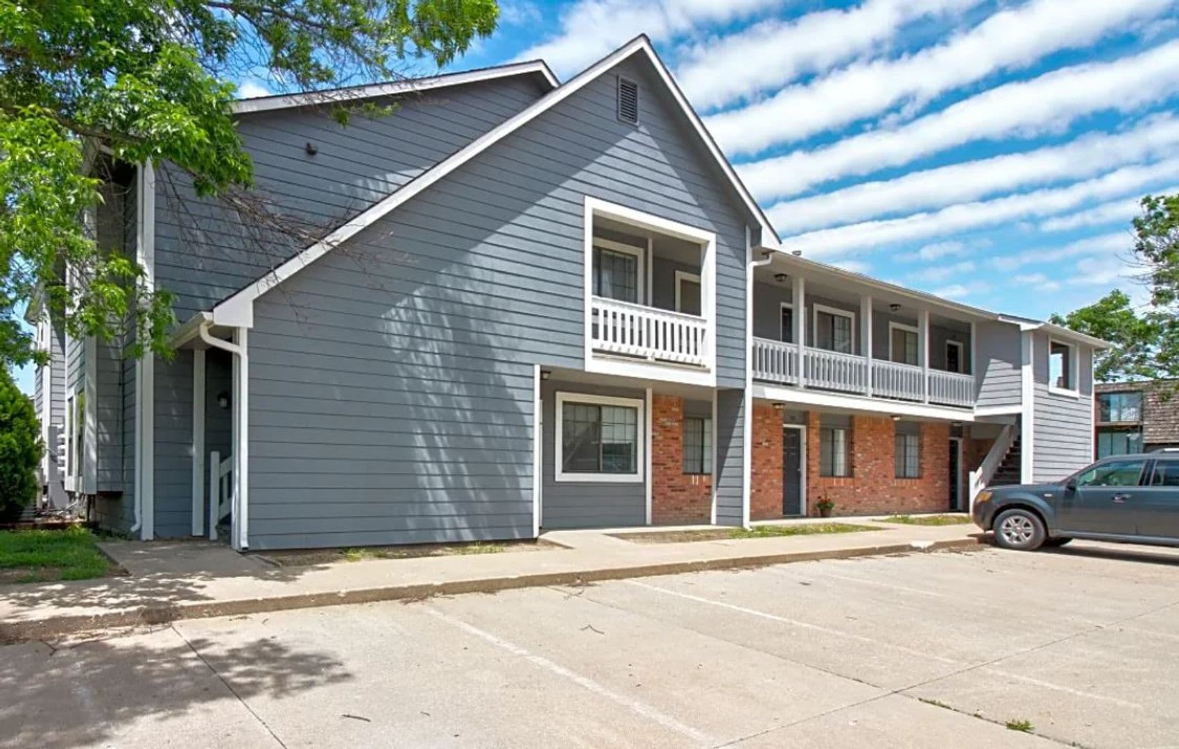 Lawrence Apartment: 2310 W 26th St