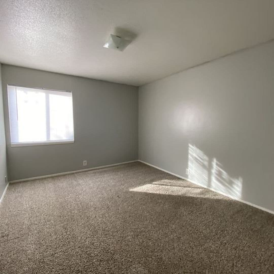 Lawrence Apartment: 2310 W 26th St