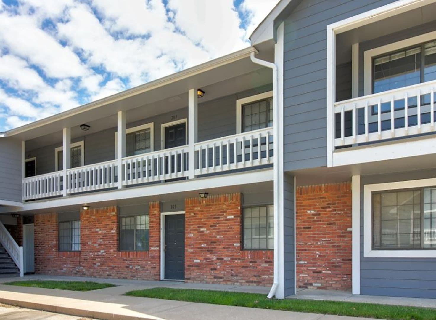 Lawrence Apartment: 2310 W 26th St