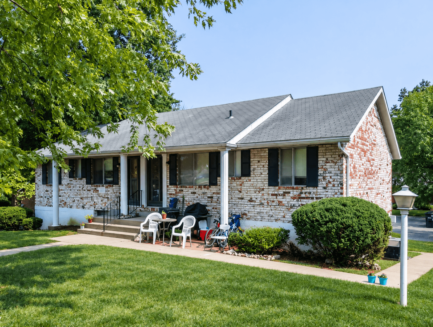 Gladstone Apartment: 7670 N Euclid Ave