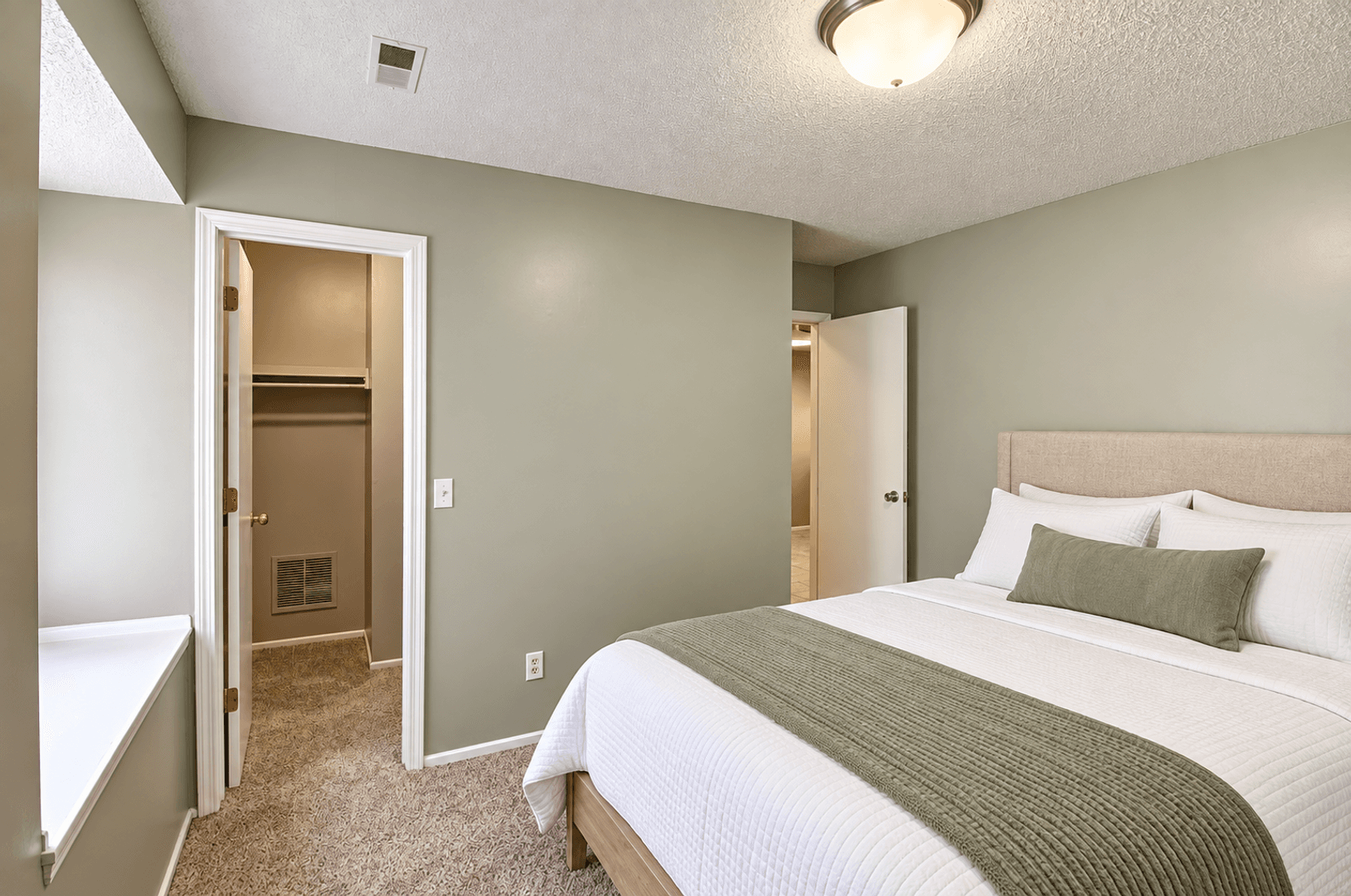 Lawrence Apartment: 2310 W 26th St