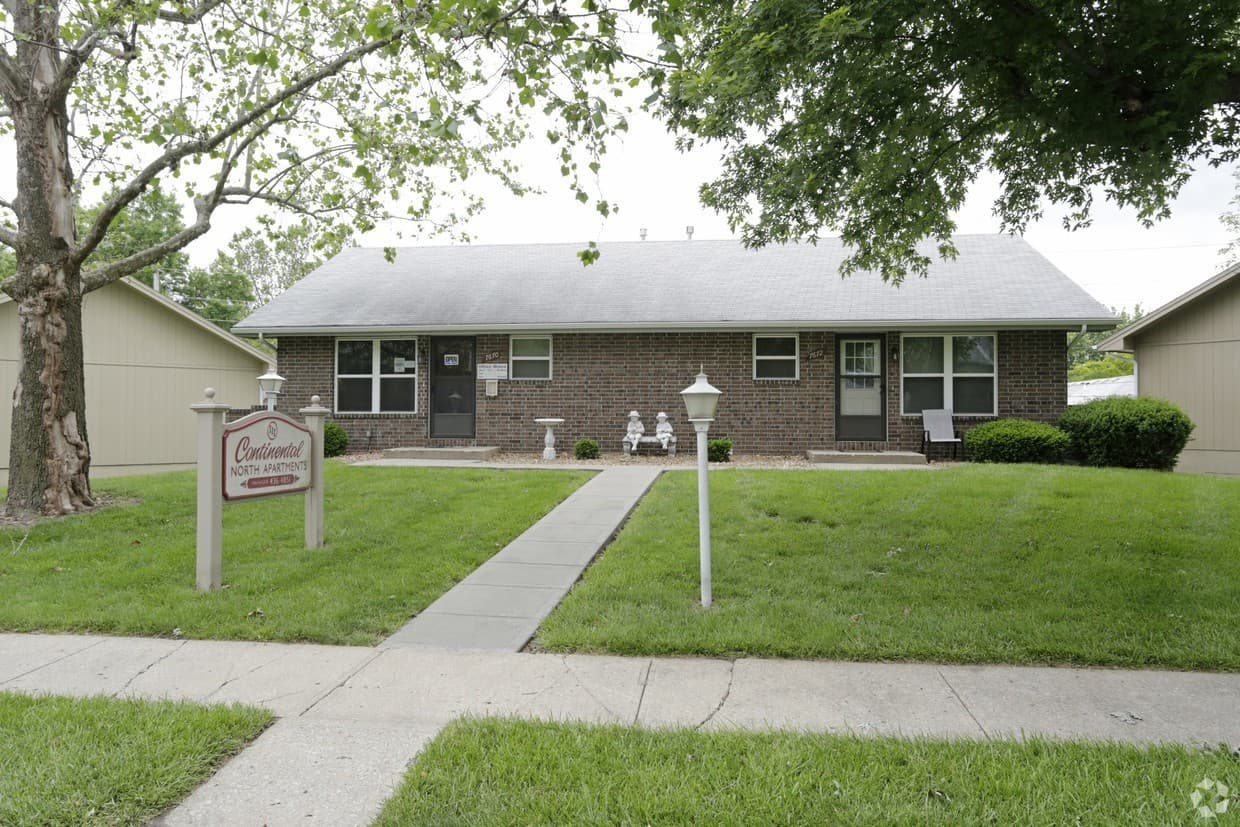 Gladstone Apartment: 7670 N Euclid Ave