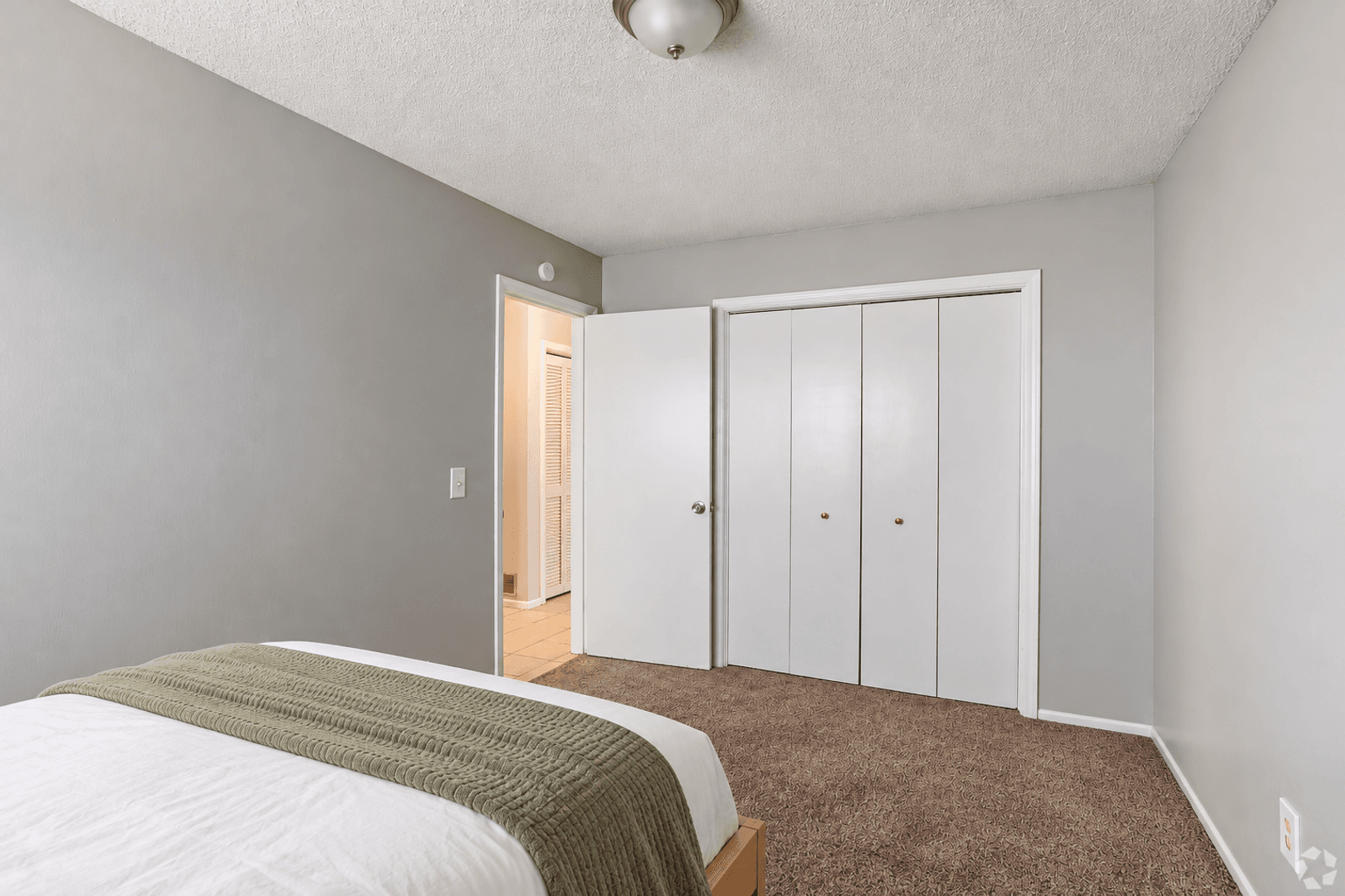 Lawrence Apartment: 2310 W 26th St