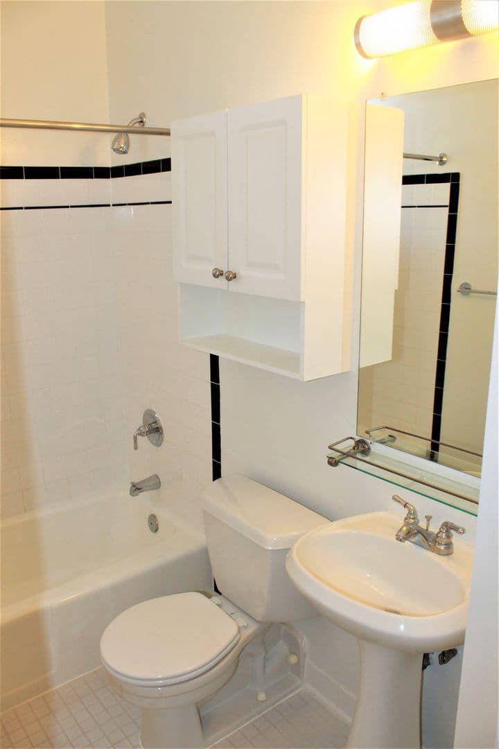 Washington Apartment: 2070 Belmont Rd, NW