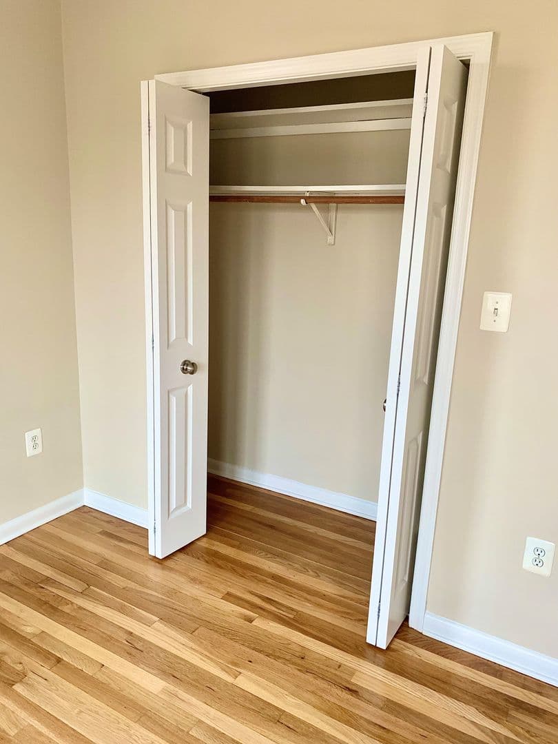 Washington Apartment: 2070 Belmont Rd, NW