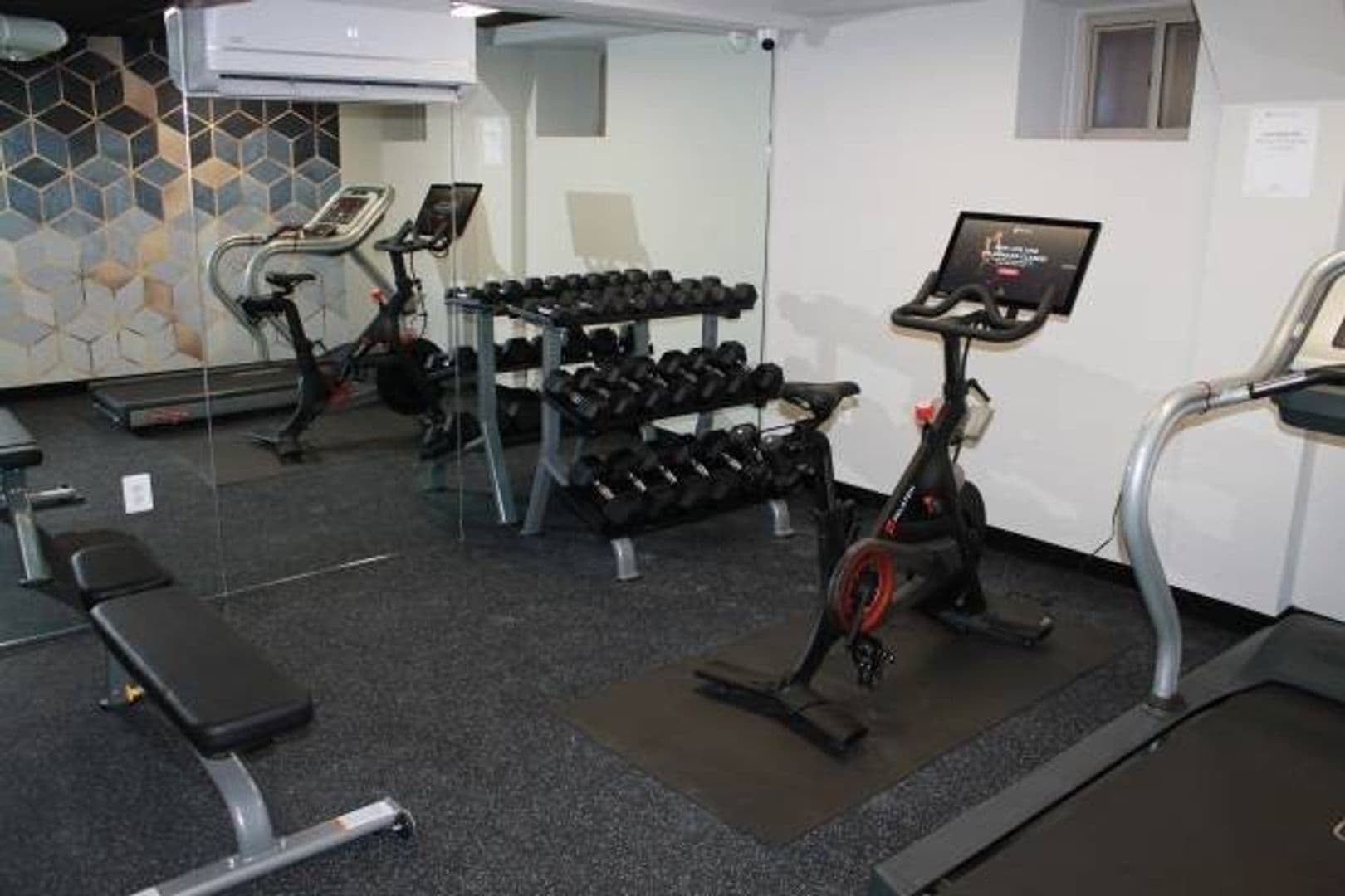 Washington Apartment: 2070 Belmont Rd, NW