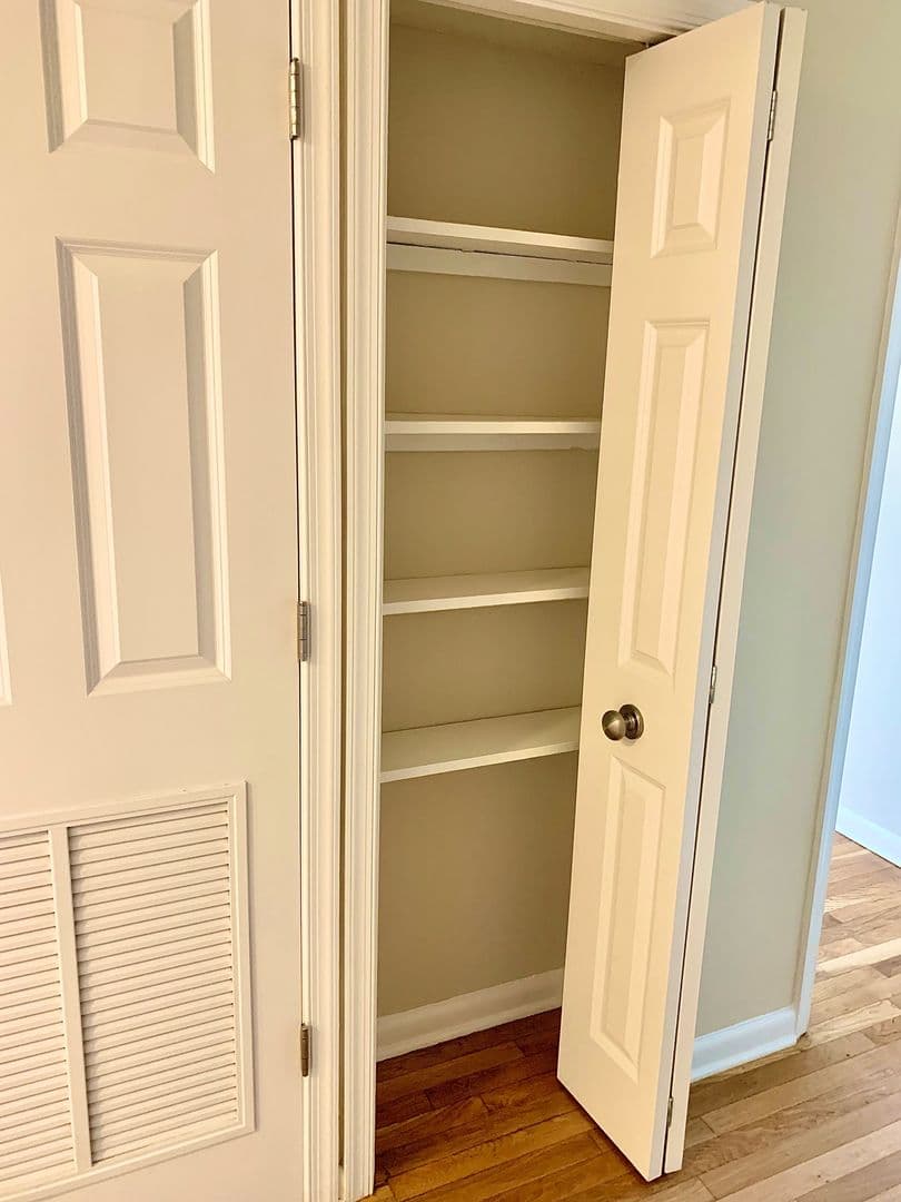 Washington Apartment: 2070 Belmont Rd, NW
