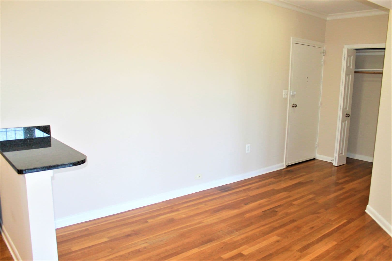 Washington Apartment: 2070 Belmont Rd, NW