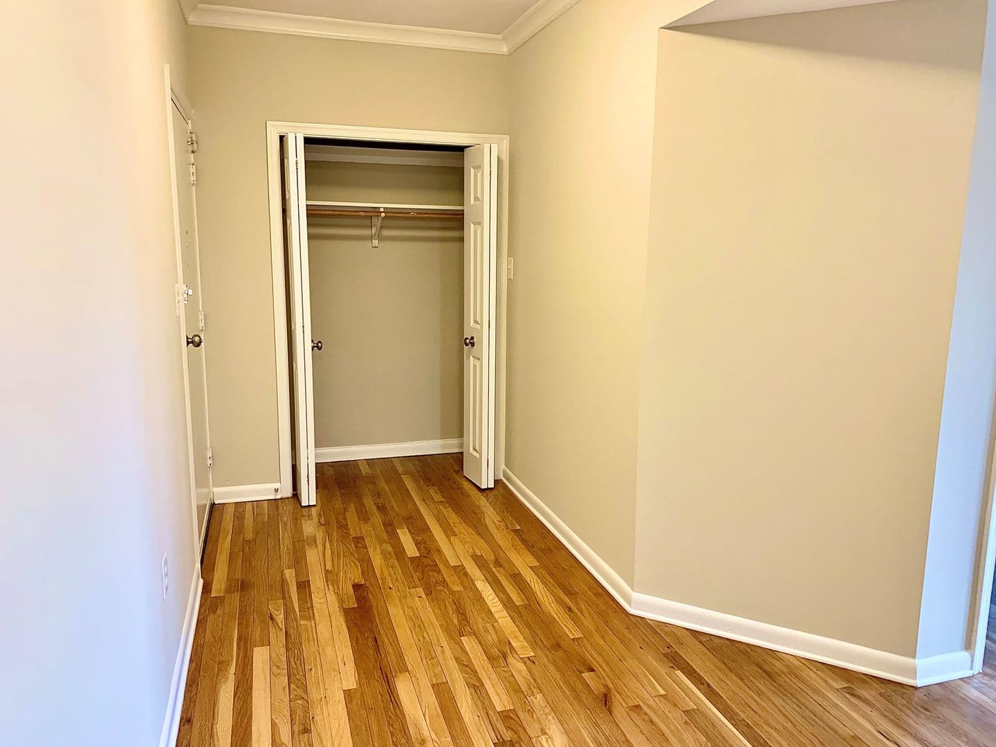 Washington Apartment: 2070 Belmont Rd, NW