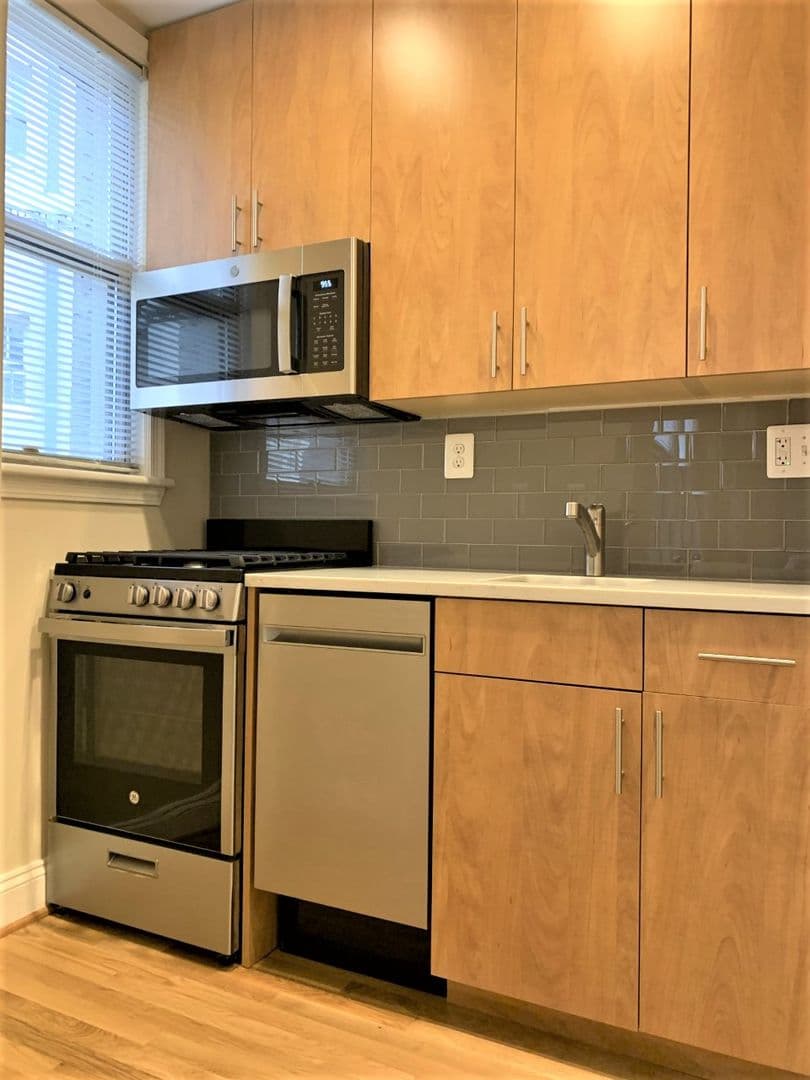 Washington Apartment: 2070 Belmont Rd, NW