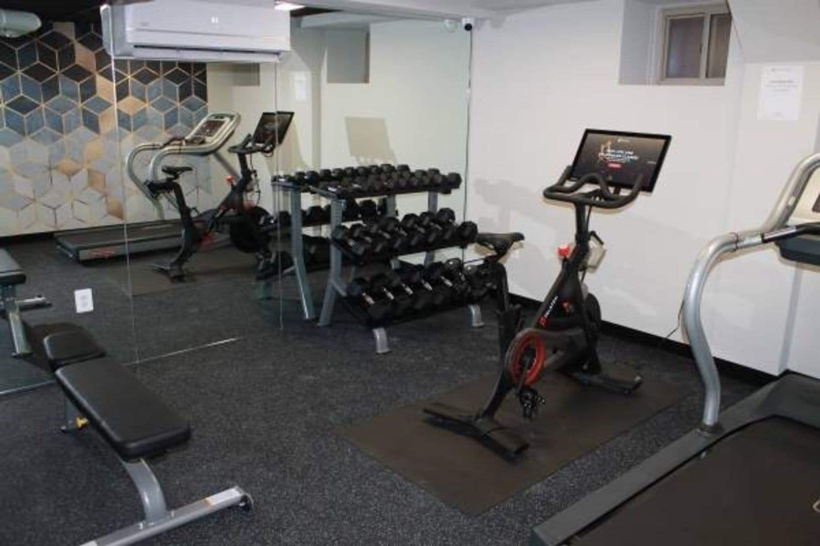 Washington Apartment: 2070 Belmont Rd, NW