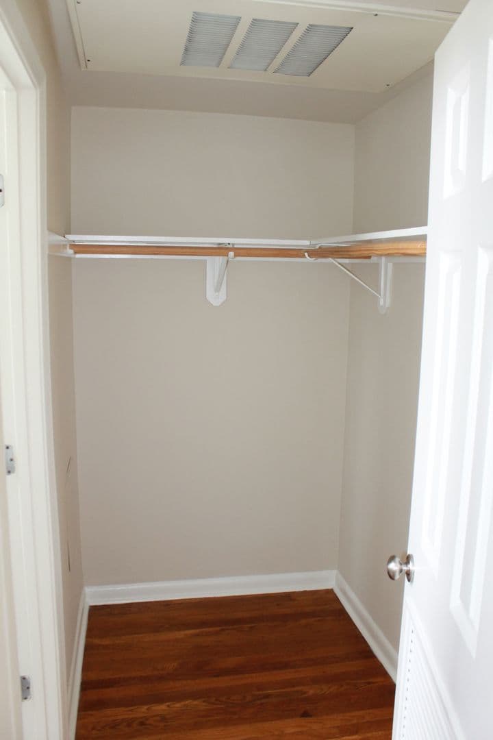 Washington Apartment: 2070 Belmont Rd, NW