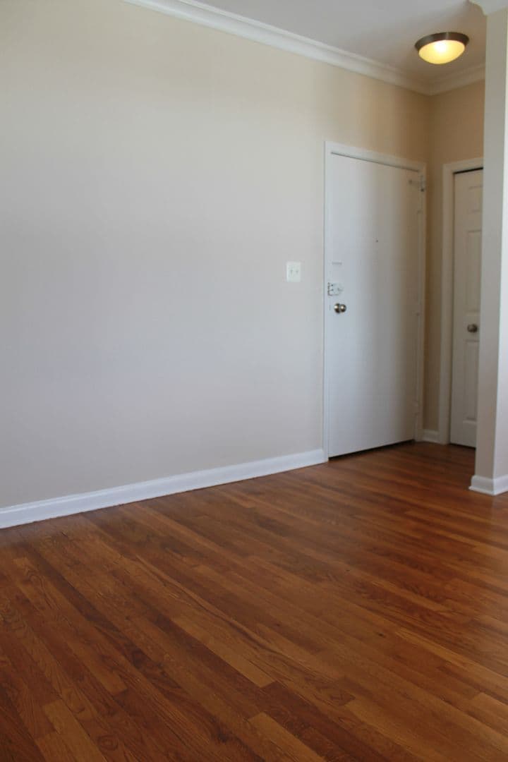 Washington Apartment: 2070 Belmont Rd, NW