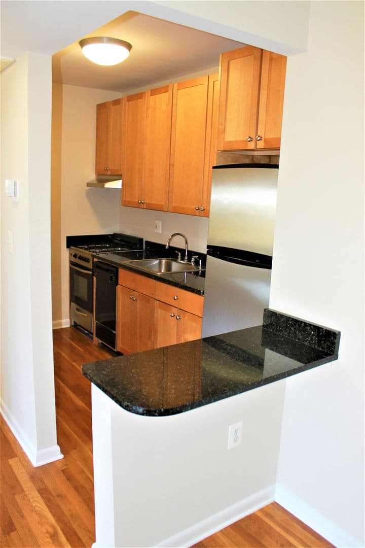 Washington Apartment: 2070 Belmont Rd, NW
