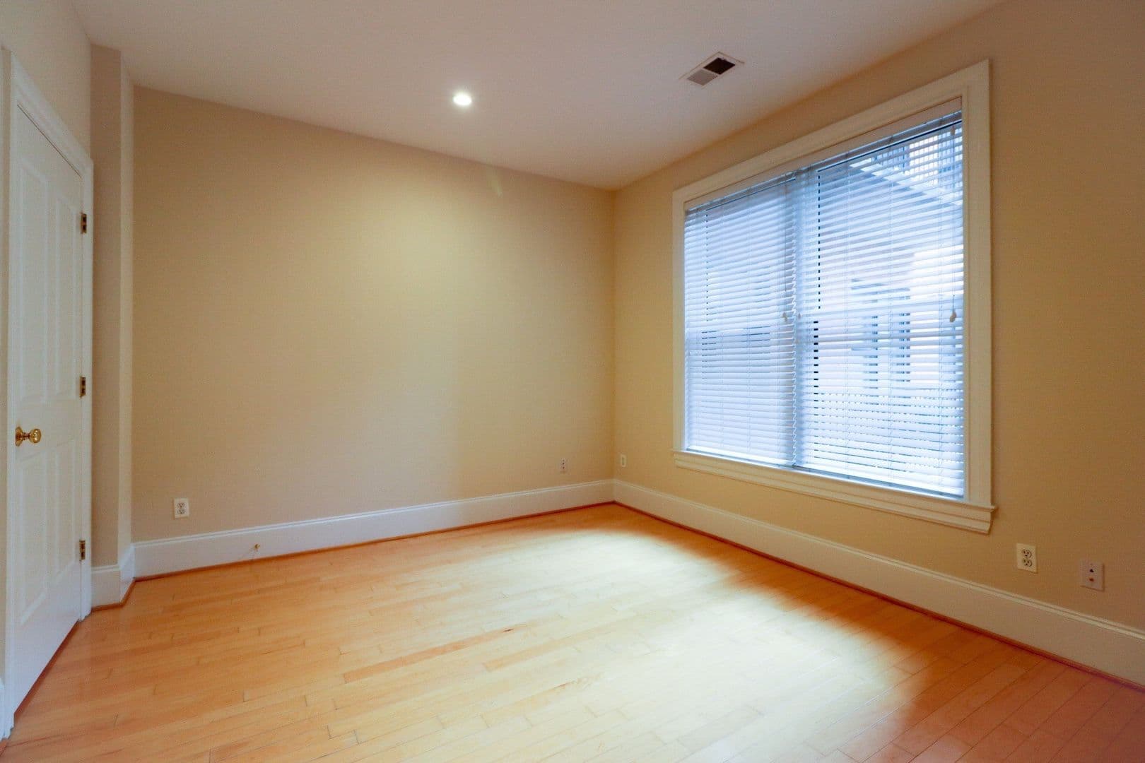 Washington Apartment: 1640 16th Street, NW