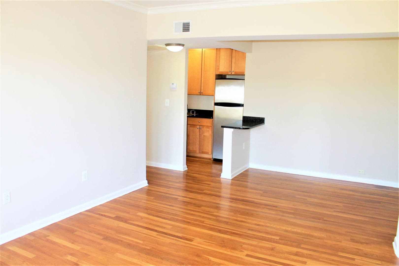 Washington Apartment: 2070 Belmont Rd, NW
