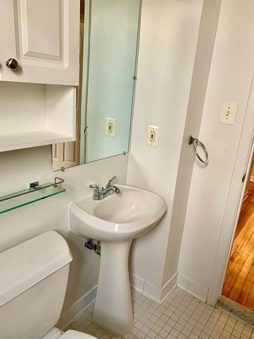 Washington Apartment: 2070 Belmont Rd, NW
