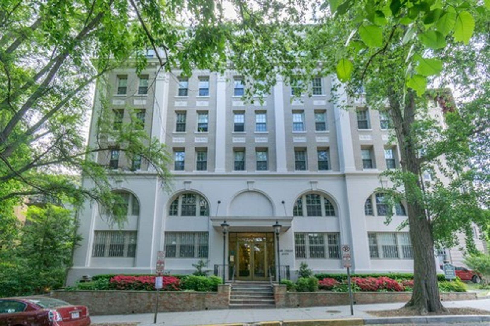 Washington Apartment: 2070 Belmont Rd, NW