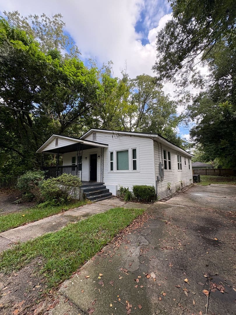 Jacksonville House: 5779 SW Carver Circle