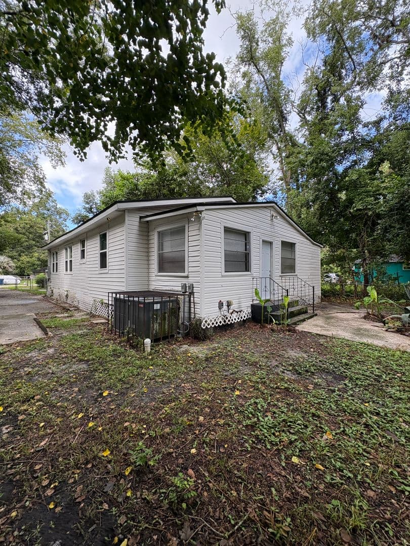 Jacksonville House: 5779 SW Carver Circle