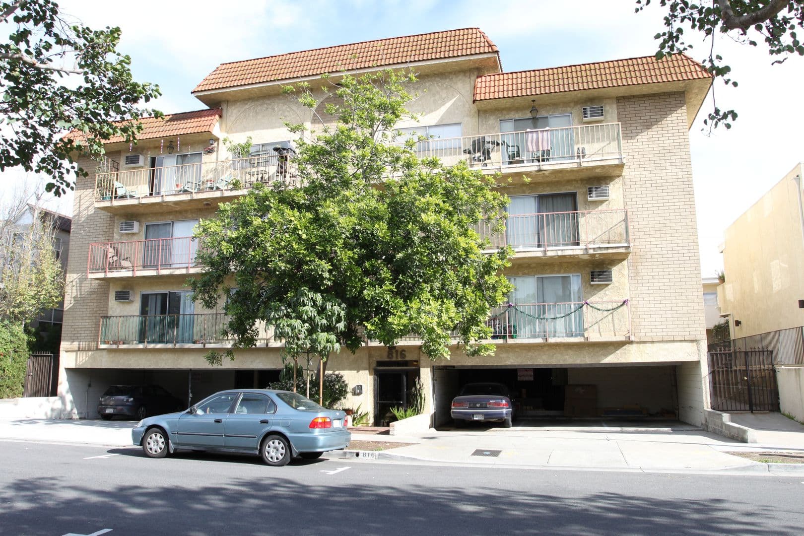 West Hollywood Apartment: 816 Westmount Drive