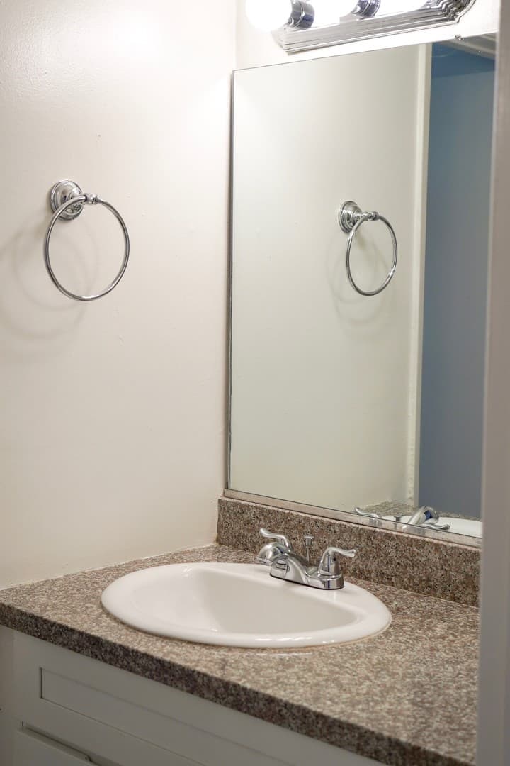 Los Angeles Apartment: 617 North Orange Drive