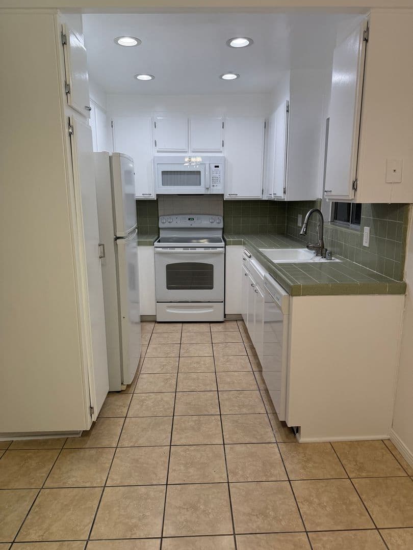 West Hollywood Apartment: 816 Westmount Drive